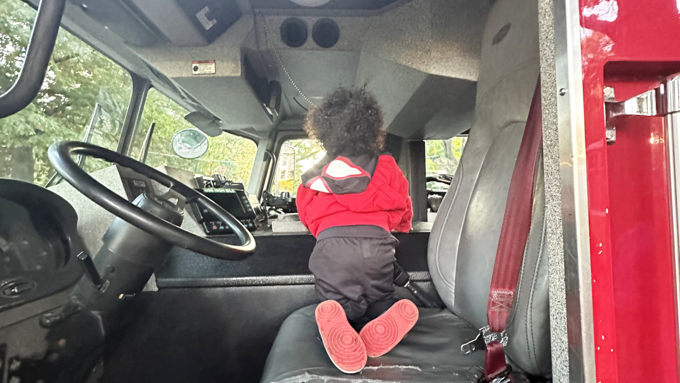 Fall-o-Weenで消防車の車内を見学する子ども